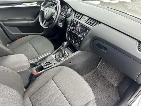 Škoda Octavia Combi 2.0 TDI DSG Style - foto 9