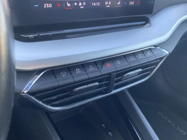 Škoda Octavia Combi 2.0 TDI DSG Style - foto 19