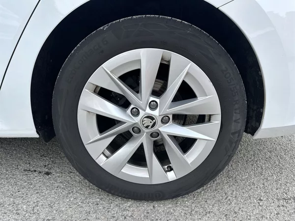 Škoda Octavia Combi 2.0 TDI DSG Style + - foto 27