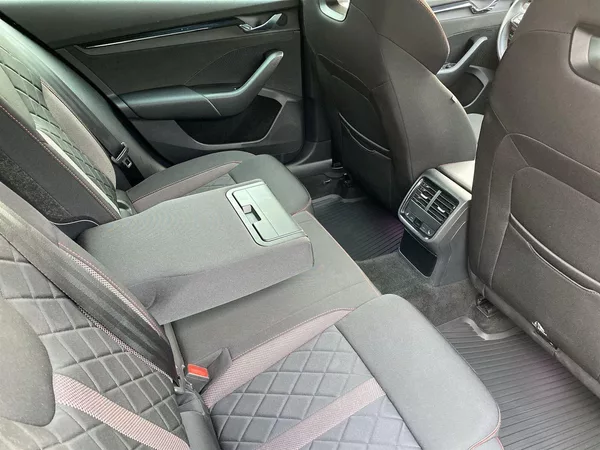 Škoda Octavia Combi 2.0 TDI DSG RS - foto 10