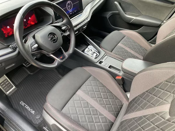 Škoda Octavia Combi 2.0 TDI DSG RS - foto 7
