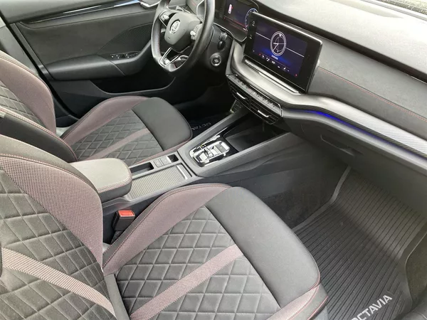 Škoda Octavia Combi 2.0 TDI DSG RS - foto 9