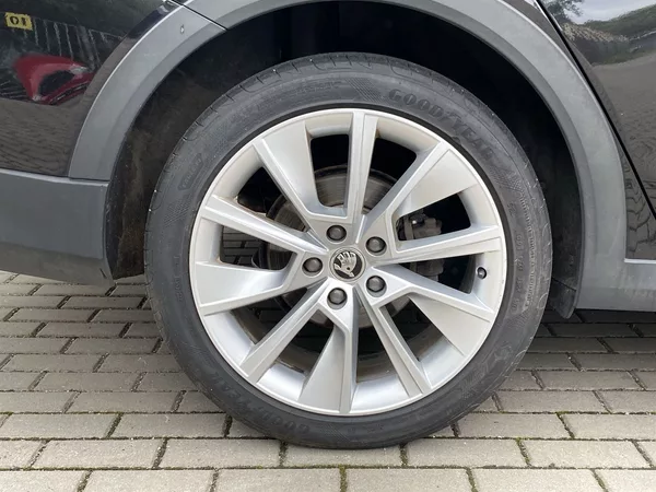 Škoda Octavia Combi 2.0 TDI DSG Scout - foto 32