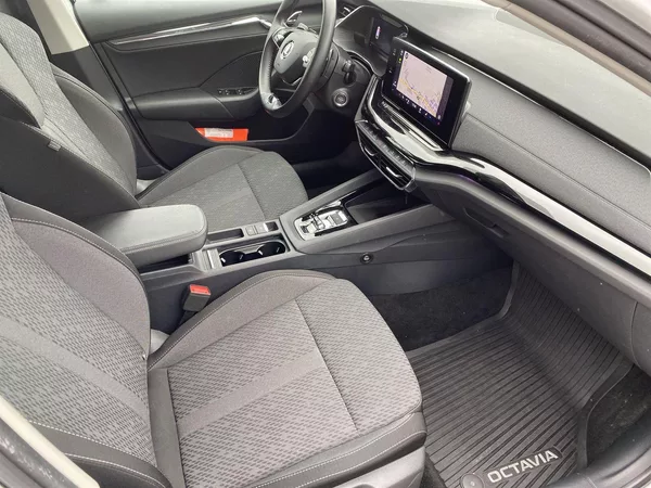 Škoda Octavia Combi 2.0 TDI 4x4 DSG Style+ - foto 9