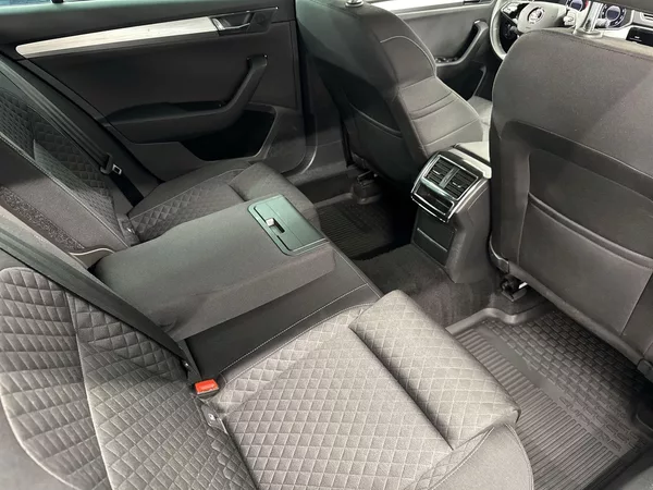 Škoda Superb Combi 2.0 TDI DSG Ambition - foto 10