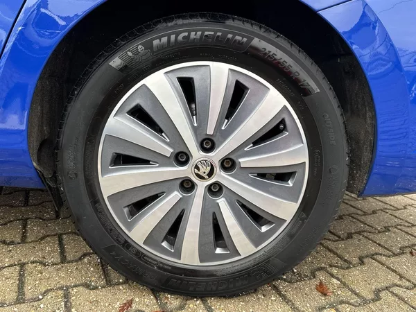 Škoda Superb Combi 2.0 TDI DSG Ambition - foto 27