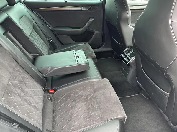 Škoda Superb Combi 2.0 TDI DSG Sportline - foto 10
