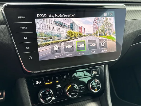 Škoda Superb Combi 2.0 TDI DSG Sportline - foto 24