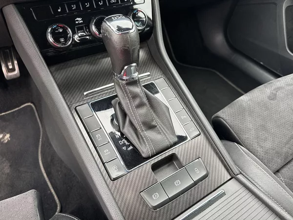 Škoda Superb Combi 2.0 TDI DSG Sportline - foto 26