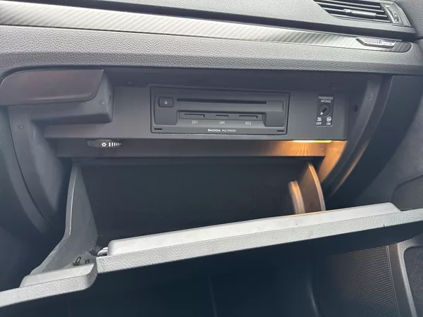 Škoda Superb Combi 2.0 TDI DSG Sportline - foto 27