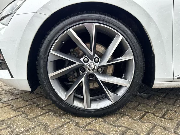 Škoda Superb Combi 2.0 TDI DSG Sportline - foto 32