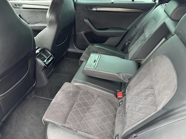 Škoda Superb Combi 2.0 TDI DSG Sportline - foto 8
