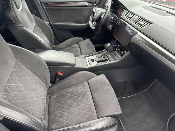 Škoda Superb Combi 2.0 TDI DSG Sportline - foto 9