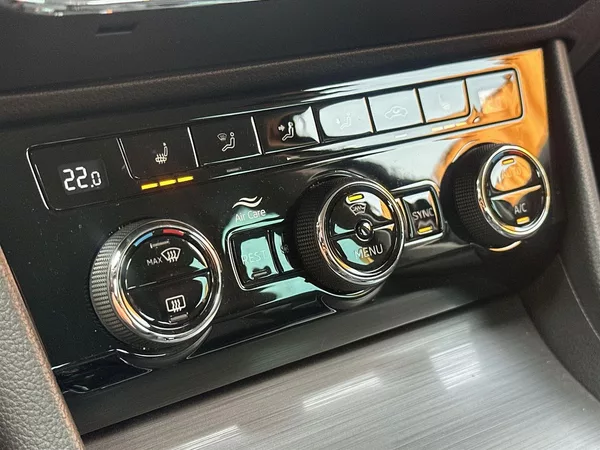 Škoda Superb 2.0 TDI 4x4 DSG Style + - foto 14
