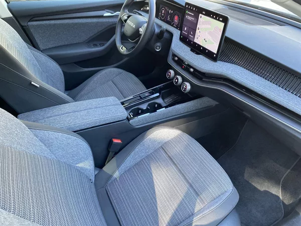 Škoda Superb 2.0 TDI DSG Selection - foto 8