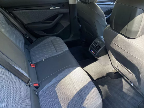 Škoda Superb 2.0 TDI DSG Selection - foto 9