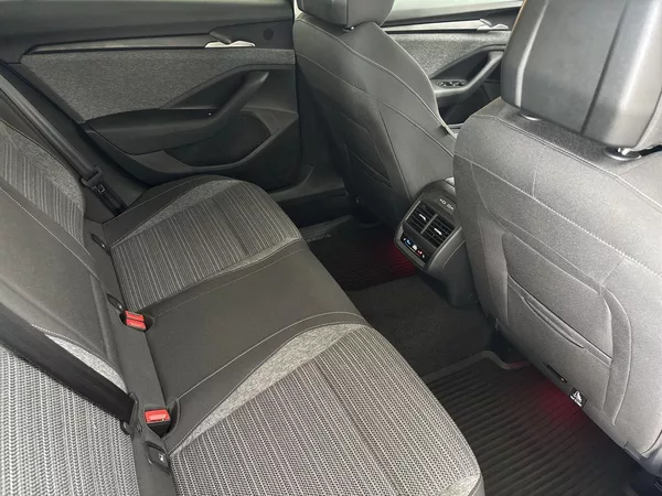 Škoda Superb Combi 2.0 TDI DSG SELECTION - foto 10