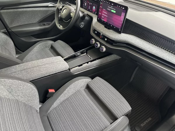 Škoda Superb Combi 2.0 TDI DSG SELECTION - foto 9