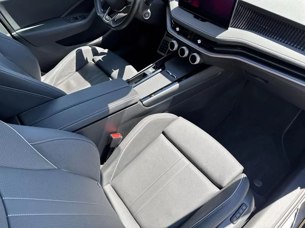 Škoda Superb 2.0 TSI 4x4 DSG Sportline - foto 8