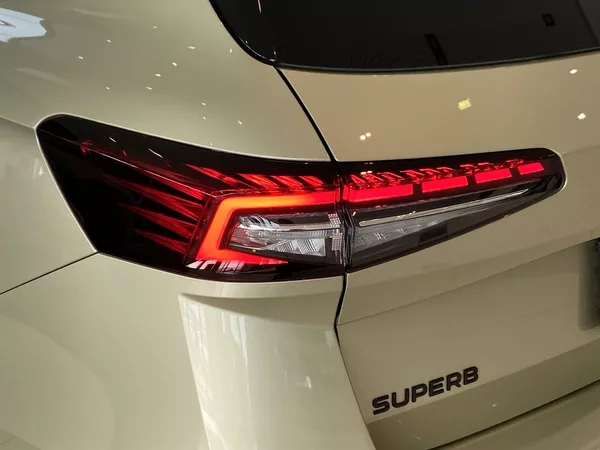 Škoda Superb Combi 2,0 TDI 110 kW DSG Sport - foto 24
