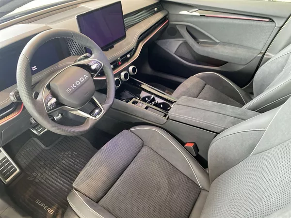 Škoda Superb Combi 2,0 TDI 110 kW DSG Sport - foto 6
