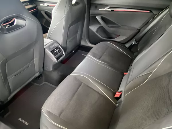 Škoda Superb Combi 2,0 TDI 110 kW DSG Sport - foto 7
