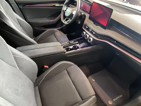 Škoda Superb Combi 2,0 TDI 110 kW DSG Sport - foto 8