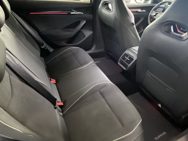 Škoda Superb Combi 2,0 TDI 110 kW DSG Sport - foto 9