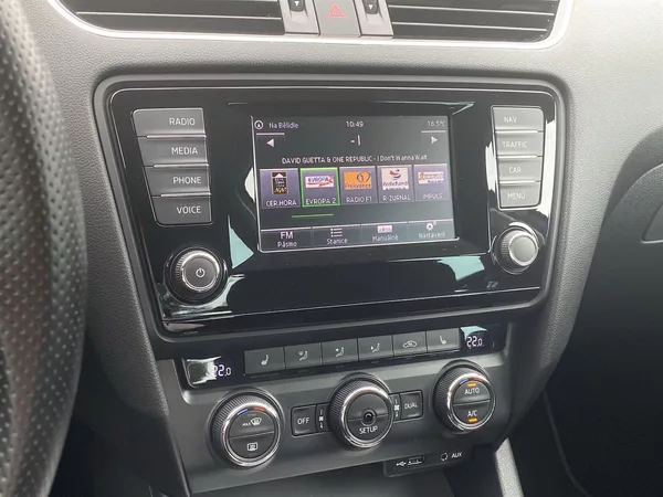 Škoda Octavia 2.0 TDI Elegance - foto 11