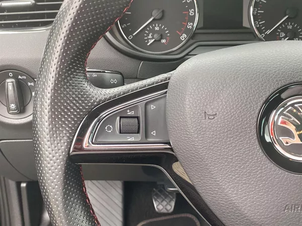 Škoda Octavia 2.0 TDI Elegance - foto 15