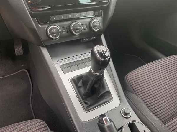 Škoda Octavia 2.0 TDI Elegance - foto 17