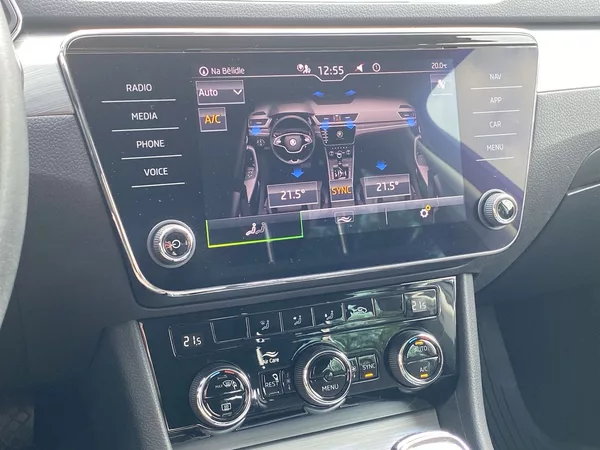 Škoda Superb Combi 2.0 TDI DSG Ambition - foto 12