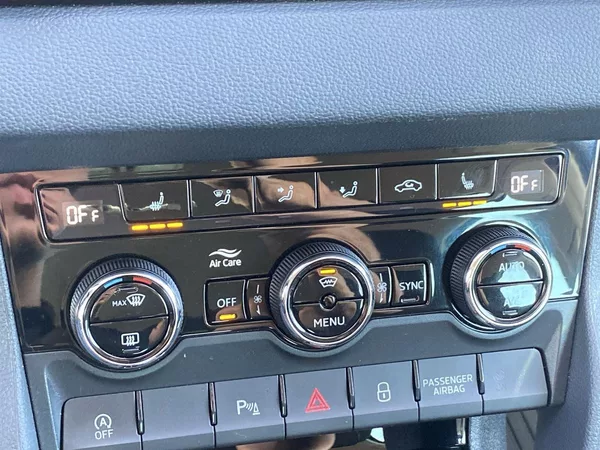 Škoda Karoq 2.0 TDI 4x4 DSG Selection - foto 16