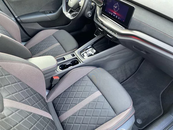 Škoda Octavia Combi 2.0 TDI DSG RS - foto 8