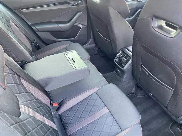 Škoda Octavia Combi 2.0 TDI DSG RS - foto 9