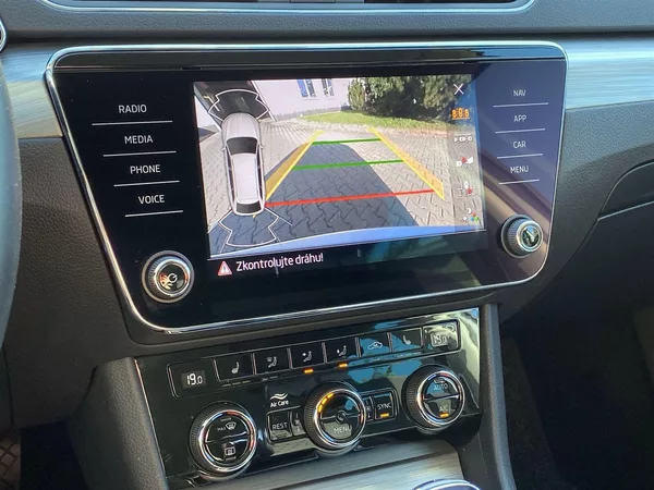 Škoda Superb Combi 2.0 TDI DSG Ambition - foto 12