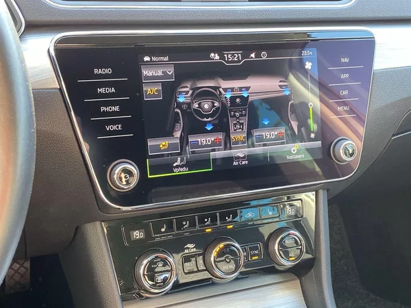 Škoda Superb Combi 2.0 TDI DSG Ambition - foto 14