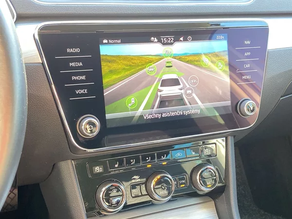Škoda Superb Combi 2.0 TDI DSG Ambition - foto 15