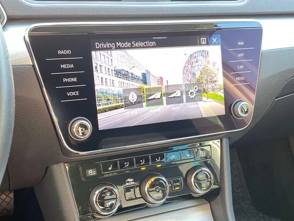 Škoda Superb Combi 2.0 TDI DSG Ambition - foto 16
