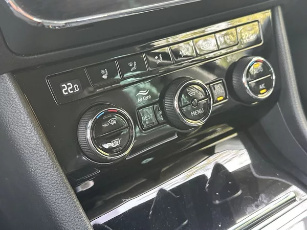 Škoda Superb Combi 2.0 TDI DSG L&K - foto 16