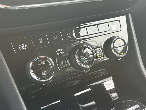 Škoda Superb Combi 2.0 TSI DSG L&K - foto 16
