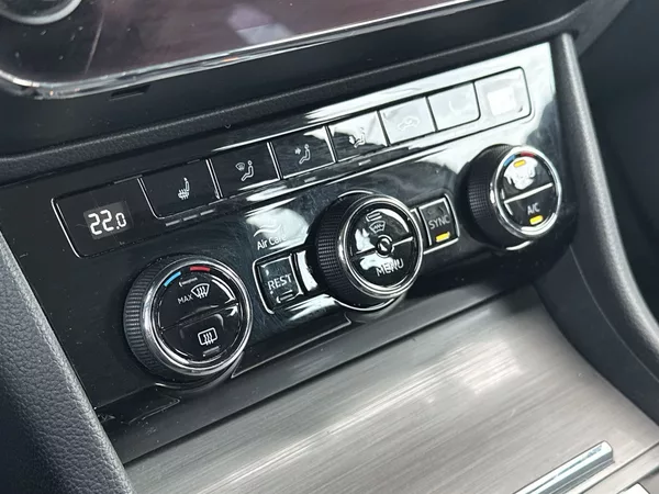Škoda Superb Combi 2.0 TDI Style - foto 15