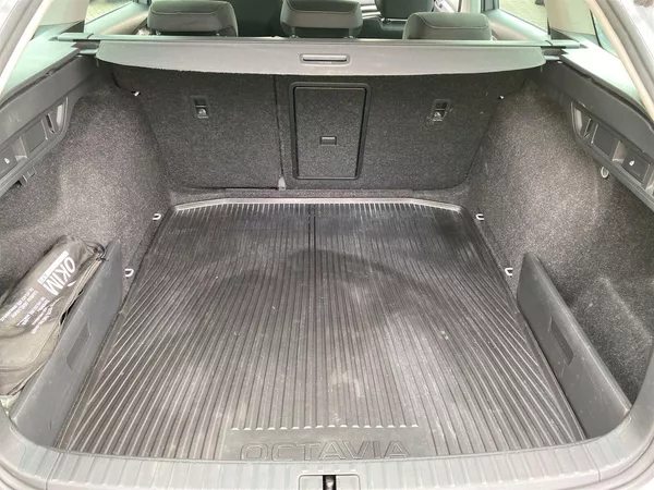 Škoda Octavia Combi 2.0 TDI 4x4 DSG Style+ - foto 30