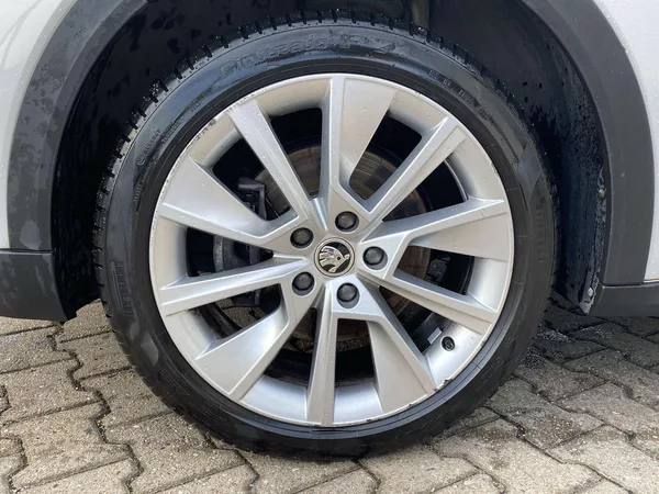 Škoda Octavia Combi 2.0 TDI 4x4 DSG Scout - foto 33