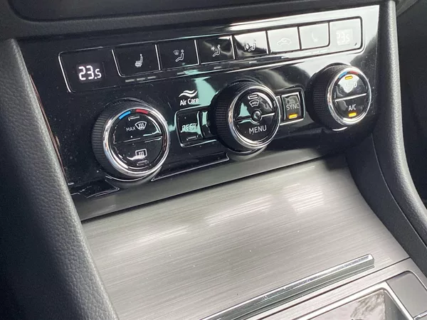 Škoda Superb 2.0 TDI DSG Style - foto 18