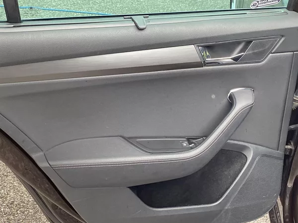 Škoda Superb 2.0 TDI DSG Style - foto 30