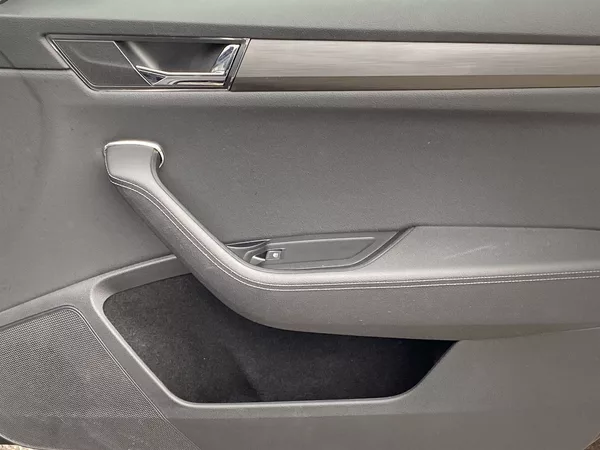 Škoda Superb 2.0 TDI DSG Style - foto 31