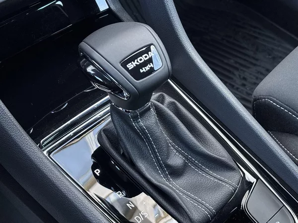 Škoda Karoq 2.0 TSI 4x4 DSG Sportline - foto 16