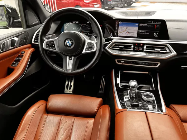 BMW X5 M50i Individual VZDUCH - foto 11