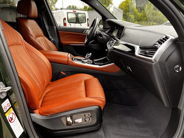 BMW X5 M50i Individual VZDUCH - foto 13